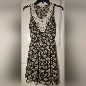 Juniors Monteau Los Angeles Chic Floral Sleeveless Dress with Lace Detail Size S
